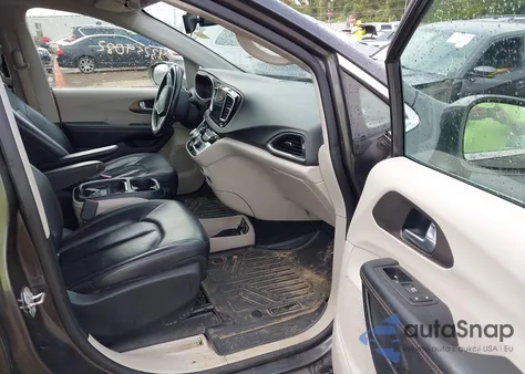 2017 Chrysler Pacifica Touring-L z USA, uszkodzony, nr VIN 2C4RC1BG0HR753012